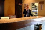 Отель Golden Arches Hotel Отель Golden Arches Hotel