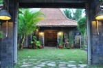 Отель Astuti Gallery Homestay Отель Astuti Gallery Homestay