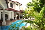 Мини-отель Rumah Putih Bed & Breakfast near KLIA & LCCT Мини-отель Rumah Putih Bed & Breakfast near KLIA & LCCT