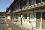 Отель The Village Motel Отель The Village Motel