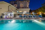 Отель Hotel La Plaja Отель Hotel La Plaja