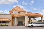 Отель Ramada Inn & Suites Airport Отель Ramada Inn & Suites Airport