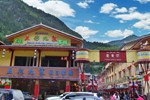 Отель Colorful Jiuzhaigou Holiday Inn Отель Colorful Jiuzhaigou Holiday Inn