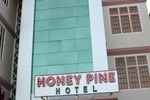 Отель Honey Pine Hotel Отель Honey Pine Hotel