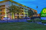 Отель La Quinta Inn & Suites Airport Отель La Quinta Inn & Suites Airport