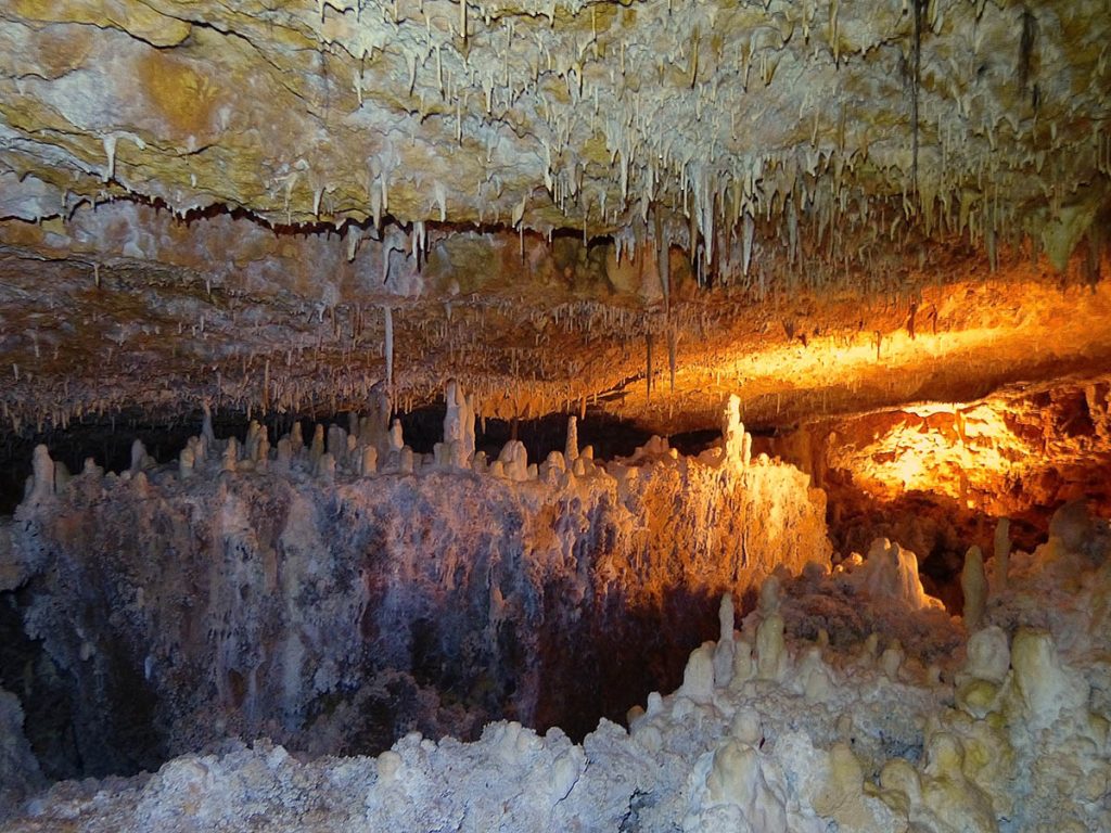 Туристам предлагают переночевать во французской пещере