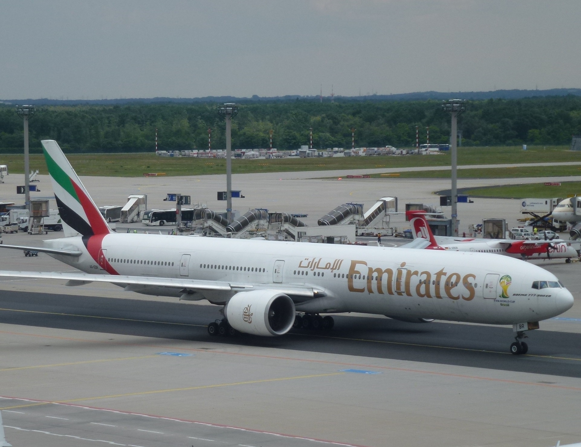 Emirates проводит распродажу билетов