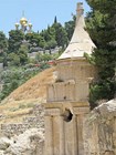 Гробница Авессалома в долине Кедрон (на заднем плане купола церкви Св. Марии Магдалины)