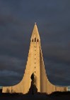 Перед Халлгримскиркья стоит памятник Лайфу Эрикссону. // фото автора