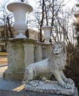 Скульптуры львов у лестницы возле дворца