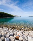 Крупногалечный пляж, остров Хвар, Хорватия