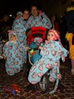 Семьи в одинаковых костюмах вызывали особенное оживление у участников карнавала