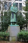 Памятник драматургу Карлу Лебрехту Иммерманну, основателю Дюссельдорфской сцены