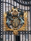 Герб на воротах Букингемского дворца