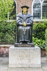 Статуя Томаса Мора перед Старой церковью Челси 