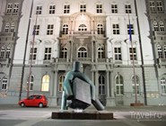 Скульптура перед зданием суда на Moravské náměstí