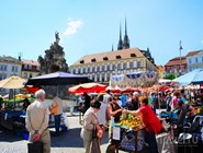 Летний уличный рынок на Zelny trh