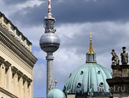Берлинская телебашня и купол кафедрального собора