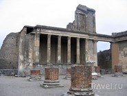 Помпеи. Развалины Веспасианского храма