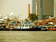 Трущобы и рыбацкие суда на реке Чао Прайя