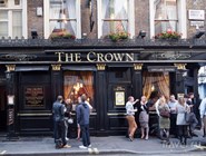 Туристы у паба The Crown на Brewer Street