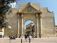 Триумфальная арка "Ворота Неаполя"