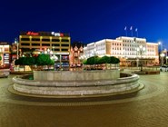 Площадь Победы ночью