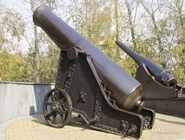 Пушки рядом с краеведческим музеем