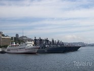 Военные корабли напротив штаба Тихоокеанского флота