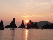 Камни Хасигуйива, которые, как верят японцы, накидал в море святой Кободайси