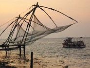 Огромные китайские рыболовные сети, протянувшиеся вдоль северного берега форта Кочин, являются визитной карточкой этого места