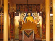 Трехметровая статуя Будды Шакьямуни в Тсуглаг Кханг, главном храме Дарамсалы