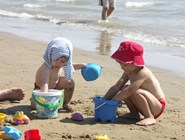 Игры с песком на пляже в Бибионе
