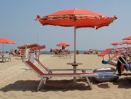 Лежаки и зонтики от солнца на пляже Polikoro