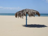 Адриатическое побережье Абруцци: зонтик на пляже 