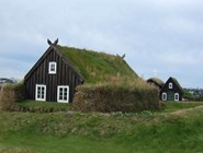 Сейчас эти традиционные исландские домики можно увидеть лишь в музеях под открытым небом, например, в Arbaer museum в Рейкьявике. // фото автора