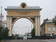 Арка «Царские ворота» в Улан-Удэ. Надпись напоминает о  том, что когда-то город назывался Верхнеудинском. Фото автора