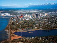 Анкоридж, крупнейший центр Аляски. Население — 275 тысяч человек. Расположен на берегу залива Кука. На заднем плане — Чугачские горы
