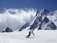 Сноубордист на склонах Домбая