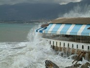 Прибрежный ресторан в непогоду