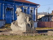Памятник урюпинской козе