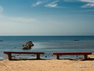 Скамейки на пляже в Комарово