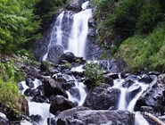 Один из многочисленных водопадов в окрестностях озера Рица