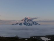 Вулкан над облаками и туманом