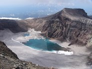 Озеро в кратере вулкана Горелый