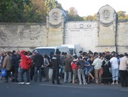 Социальная служба раздает бесплатную похлебку у входа на кладбище Пер-Лашез 