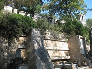 Кладбище расположено на холмистой местности 