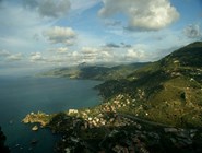 Вид со скалы La Rocca вдоль побережья на восток