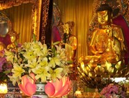 Статуя Будды в буддийском монастыре