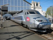 Скоростной поезд TGV на вокзале в Ля-Рошель